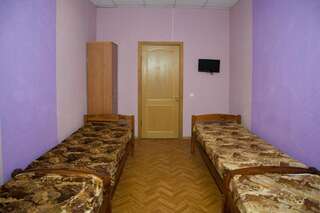 Мини-отель  Глобус Санкт-Петербург Четырехместный номер с общей ванной комнатой-1